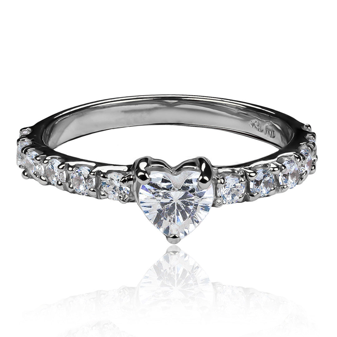 Anillo de compromiso solitario en forma de corazón enamorado, diseñado y elaborado por nuestra Joyería Caracas, hecho de oro de 18k con un certificado de calidad que garantiza su autenticidad.