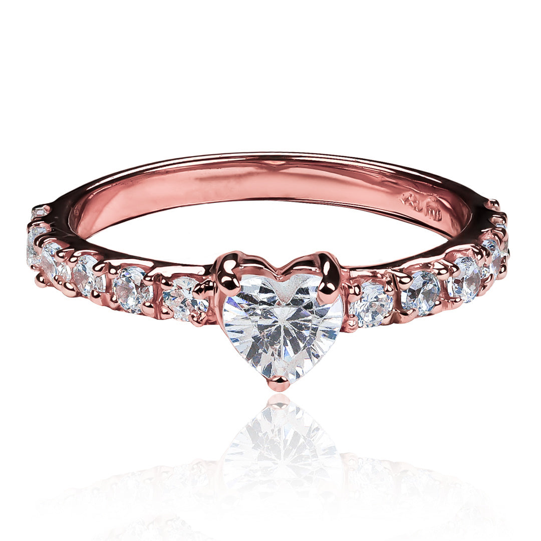 Anillo de compromiso solitario en forma de corazón enamorado, diseñado y elaborado por nuestra Joyería Caracas, hecho de oro de 18k con un certificado de calidad que garantiza su autenticidad.