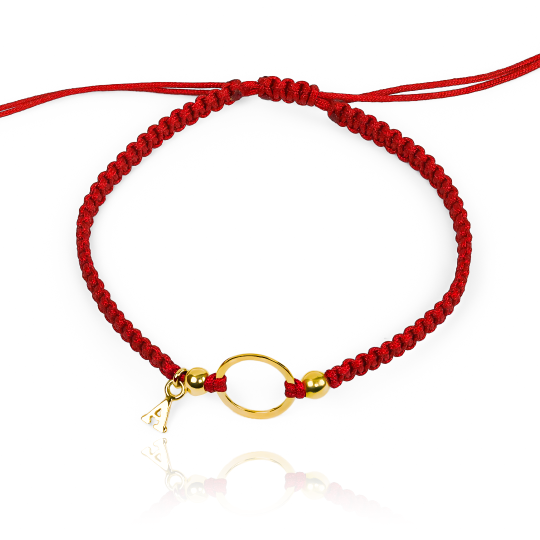 Pulsera Aro Sin Fin + Mini Letra + Esferas #4mm de Joyería Caracas está elaborada en oro 18k, con detalles en hilo coreano y bisutería de calidad. Con garantía de por vida y sin costo adicional.