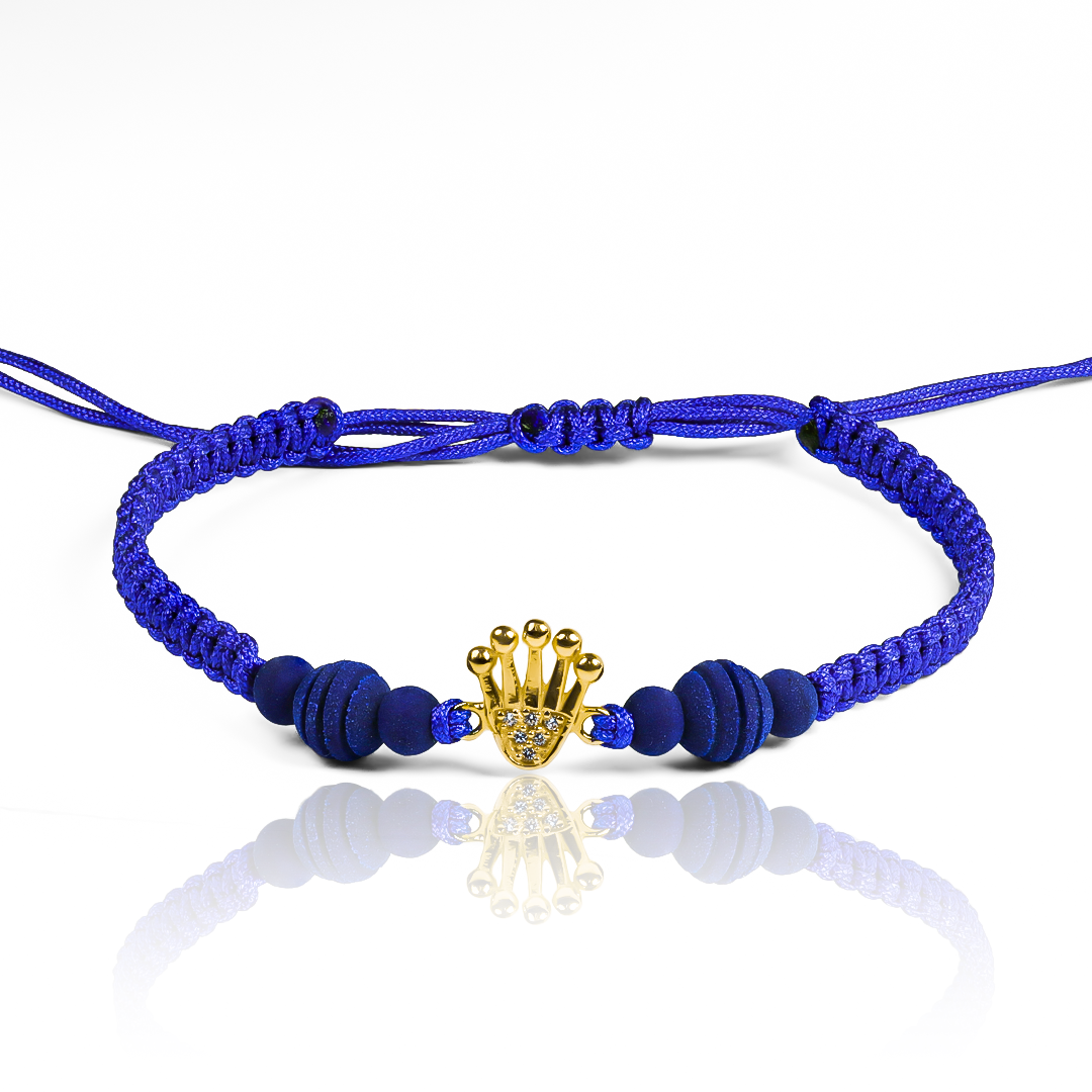 Pulsera Crown de Joyería Caracas está elaborada en oro 18k, con detalles en hilo coreano y bisutería de calidad. Con garantía de por vida y sin costo adicional.