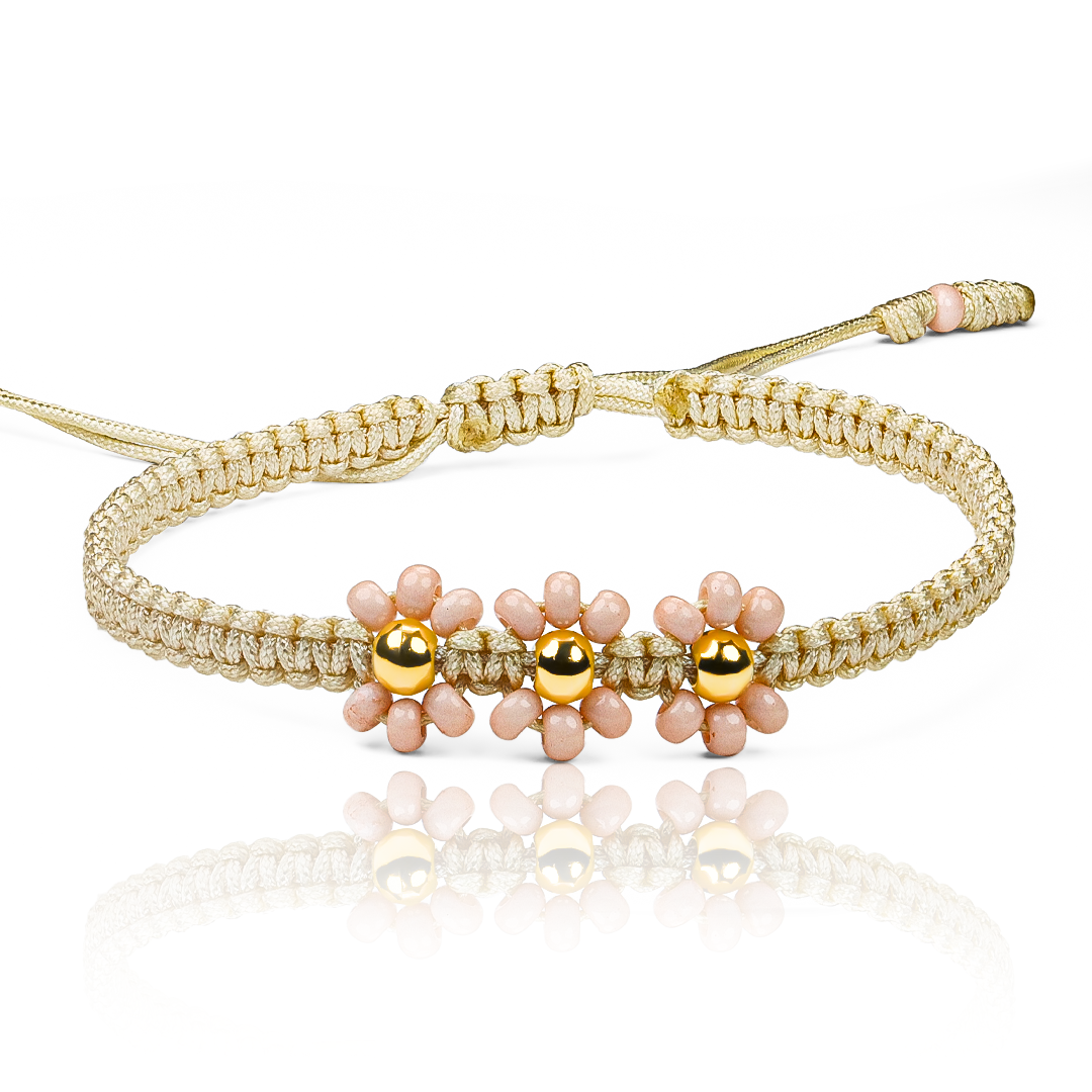 Pulsera Flor Esfera Lisa #4 x3 de Joyería Caracas está elaborada en oro 18k, con detalles en hilo coreano y bisutería de calidad. Con garantía de por vida y sin costo adicional.