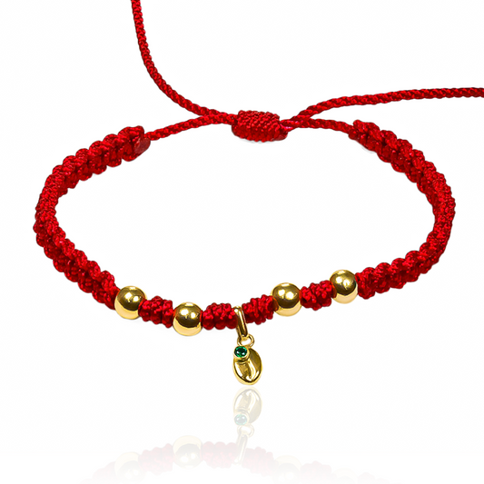 Pulsera Grano de Café + Esferas #5 de Joyería Caracas está elaborada en oro 18k, con detalles en hilo terlenca y bisutería de calidad. Con garantía de por vida y sin costo adicional.