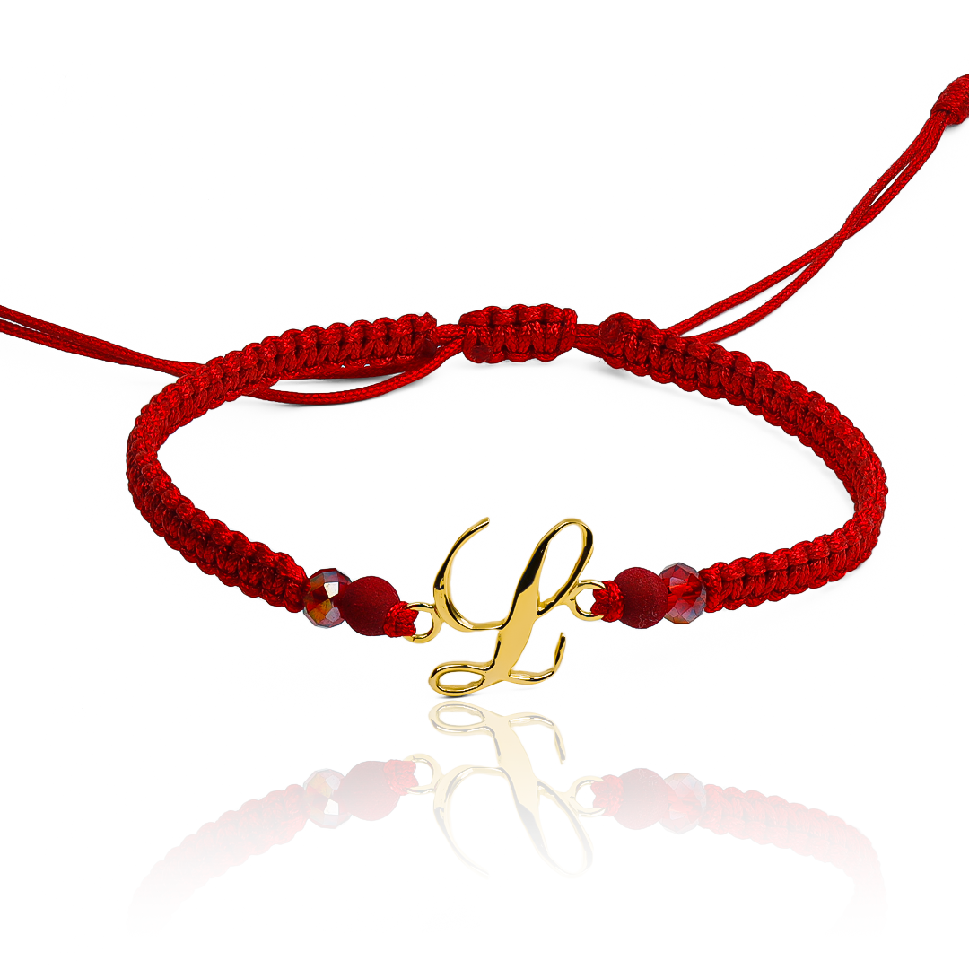 Pulsera Letra Cursiva Troquelada de Joyería Caracas está elaborada en oro 18k, con detalles en hilo coreano y bisutería de calidad. Con garantía de por vida y sin costo adicional.