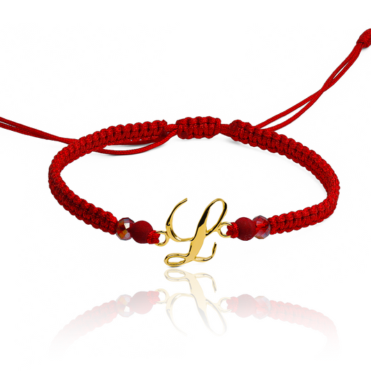 Pulsera Letra Cursiva Troquelada de Joyería Caracas está elaborada en oro 18k, con detalles en hilo coreano y bisutería de calidad. Con garantía de por vida y sin costo adicional.