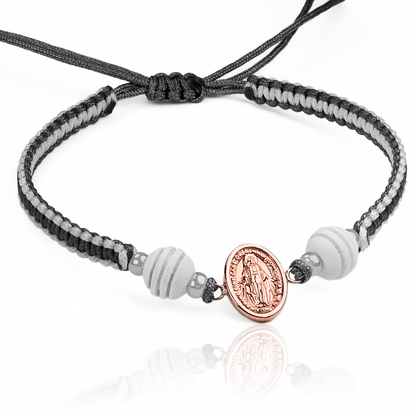 Experimenta la elegancia y la exclusividad con nuestra Pulsera Milagrosa JC de oro 18K. Diseñada por Joyería Caracas, garantía para toda la vida. Haz una declaración audaz con esta pieza única que refleja tu buen gusto y sofisticación en la moda. ¡Hazla tuya hoy!