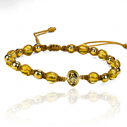 La Pulsera Milagrosa L + Esferas #4 combina el lujo del oro de 18K con el estilo único de la Joyería Caracas. Esta pulsera es un símbolo de elegancia y sofisticación, y viene con una garantía para toda la vida. Haz una declaración de estilo con esta pieza exclusiva.