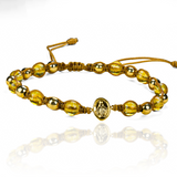 La Pulsera Milagrosa L + Esferas #4 combina el lujo del oro de 18K con el estilo único de la Joyería Caracas. Esta pulsera es un símbolo de elegancia y sofisticación, y viene con una garantía para toda la vida. Haz una declaración de estilo con esta pieza exclusiva.