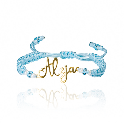 Pulsera Nombres Personalizados de Joyería Caracas está elaborada en oro 18k, con detalles en hilo coreano y bisutería de calidad. Con garantía de por vida y sin costo adicional.