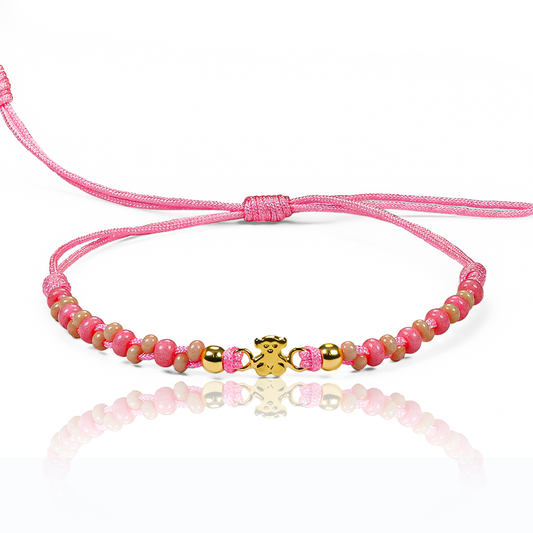 Pulsera Osito Mini S + Esferas #3 de Joyería Caracas está elaborada en oro 18k, con detalles en hilo coreano y bisutería de calidad. Con garantía de por vida y sin costo adicional.