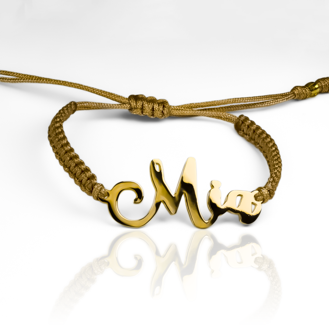 Pulsera Nombres Personalizados de Joyería Caracas está elaborada en oro 18k, con detalles en hilo coreano y bisutería de calidad. Con garantía de por vida y sin costo adicional.