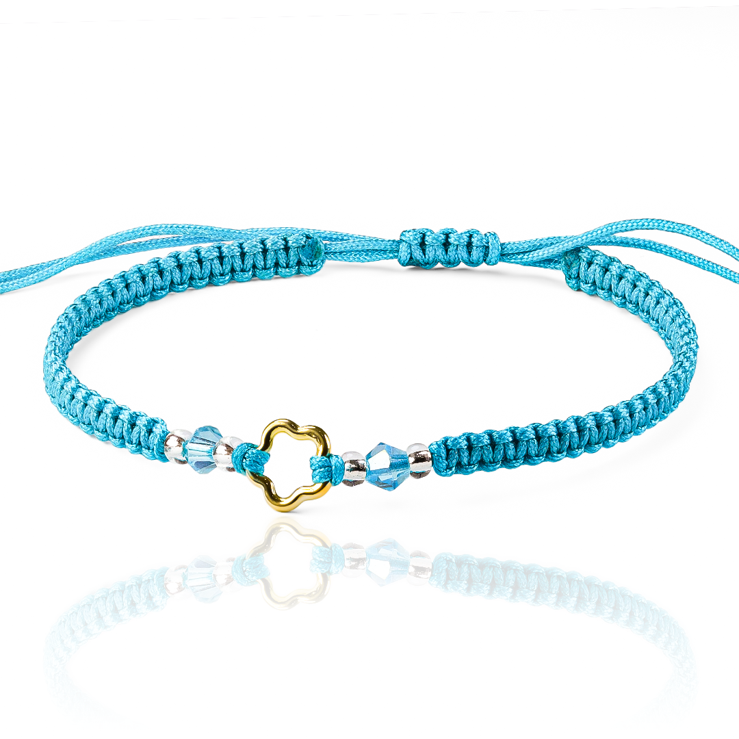 Pulsera Nube Lisa de Joyería Caracas está elaborada en oro 18k, con detalles en hilo coreano y bisutería de calidad. Con garantía de por vida y sin costo adicional.