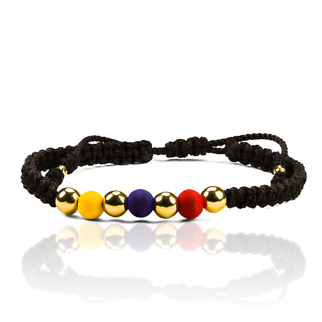 Pulsera Tricolor Esfera Lisa #6 x 4 + #3 x 2 Facetada de Joyería Caracas está elaborada en oro 18k, con hilo terlenca y bisutería de calidad. Con garantía de por vida y sin costo adicional.