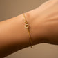 Mano de mujer usando una pulsera en tejido classic venecia en oro amarillo de 18 quilates de Joyería Caracas. 