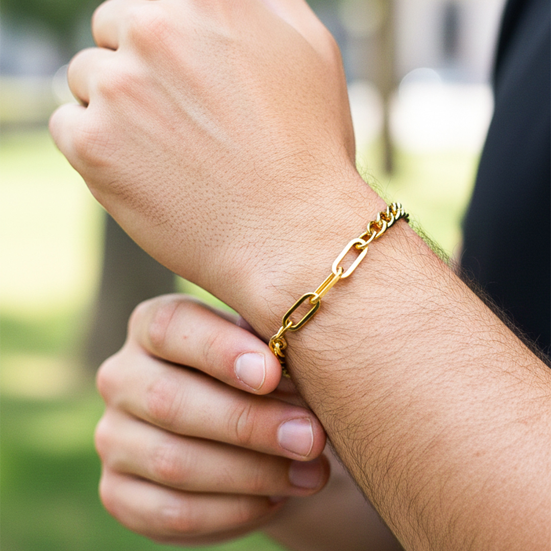 Mano de una modelo usando una pulsera cubana & clip en oro amarillo con cristal de Joyería Caracas.