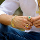 Mano de hombre usando pulsera en tejido lazo XL en oro amarillo de 18 quilates en Joyería Caracas. 