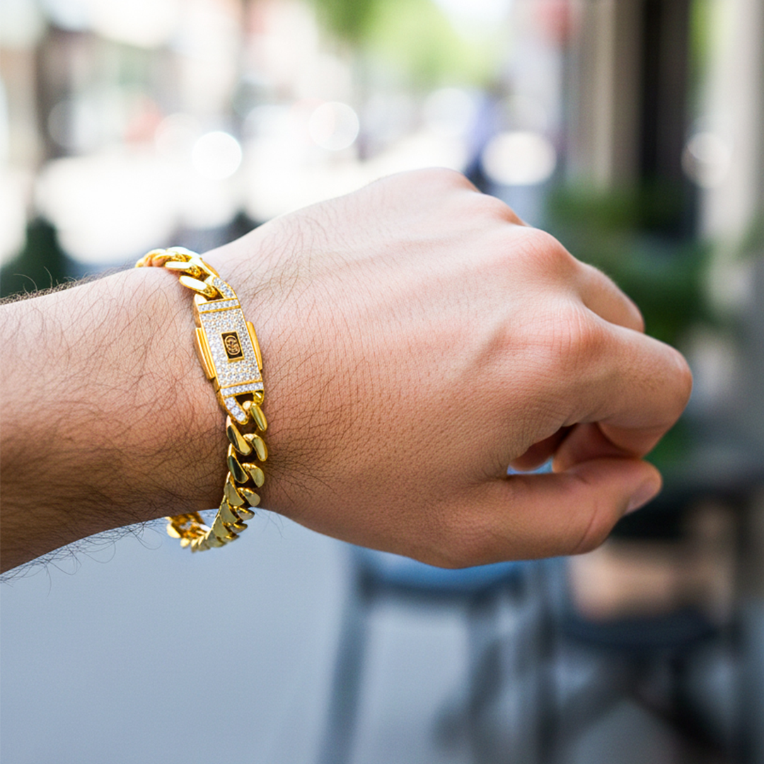 Mano de una modelo usando una pulsera en oro amarillo con cristal de Joyería Caracas.