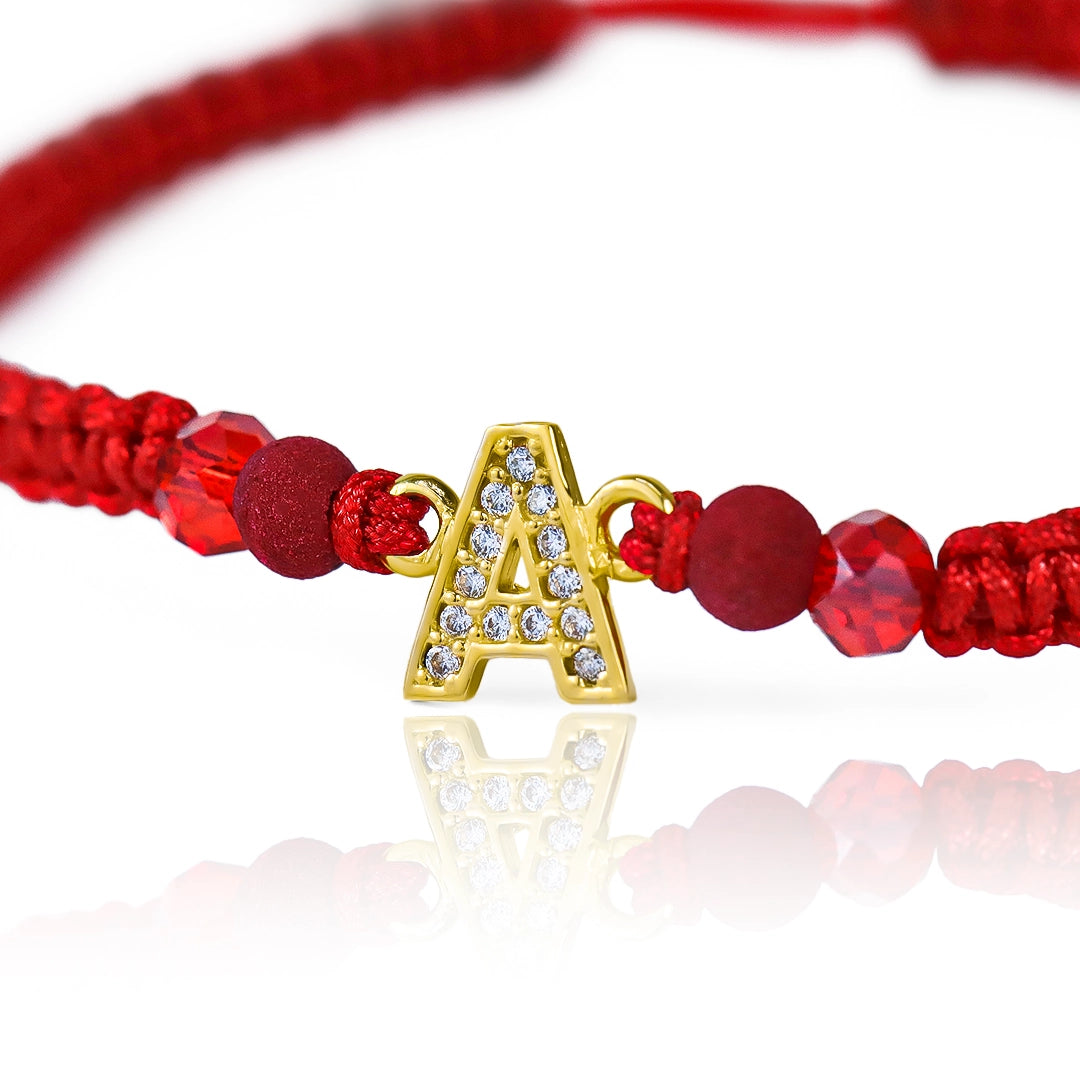 Pulsera Letra Cristales de Joyería Caracas está hecha en oro 18k, con hilo coreano y bisutería de calidad. Con garantía de por vida.