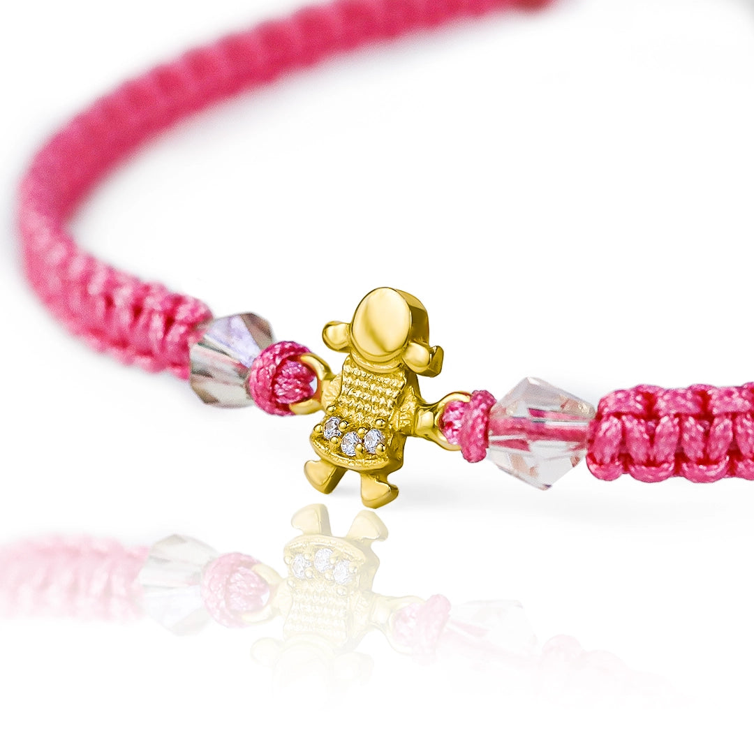 Pulsera Girl de Joyería Caracas está confeccionada en oro 18k, destacándose por su elegancia y durabilidad. Su diseño incorpora hilo coreano de alta calidad y bisutería fina, sin costo adicional. Además, cuenta con garantía de por vida.