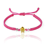 Pulsera Girl de Joyería Caracas está confeccionada en oro 18k, destacándose por su elegancia y durabilidad. Su diseño incorpora hilo coreano de alta calidad y bisutería fina, sin costo adicional. Además, cuenta con garantía de por vida.
