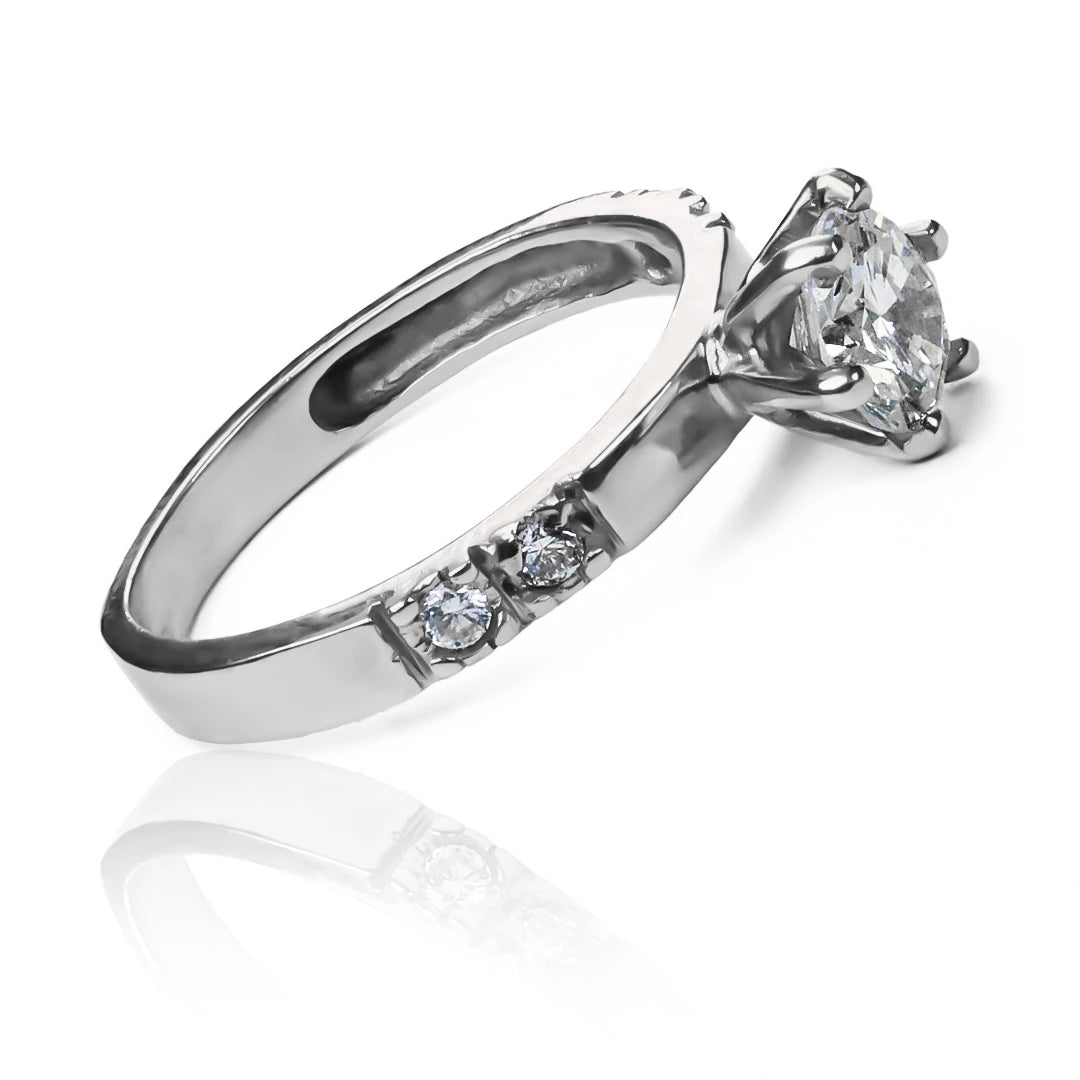 Anillo de compromiso Raff Lover, una verdadera joya de Joyería Caracas. Diseñado en oro 18k, cuenta con certificado de calidad y garantía de por vida.