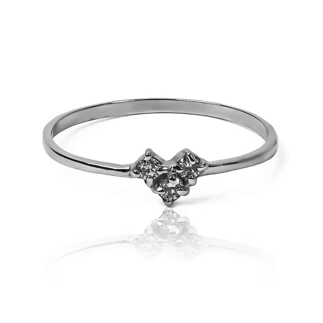  Anillo de oro 18k es una obra de arte de Joyería Caracas. El diseño único en forma de corazón de roca JC Diamond simboliza el amor eterno con una garantía de por vida. 