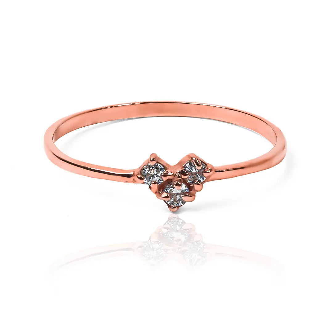  Anillo de oro 18k es una obra de arte de Joyería Caracas. El diseño único en forma de corazón de roca JC Diamond simboliza el amor eterno con una garantía de por vida. 