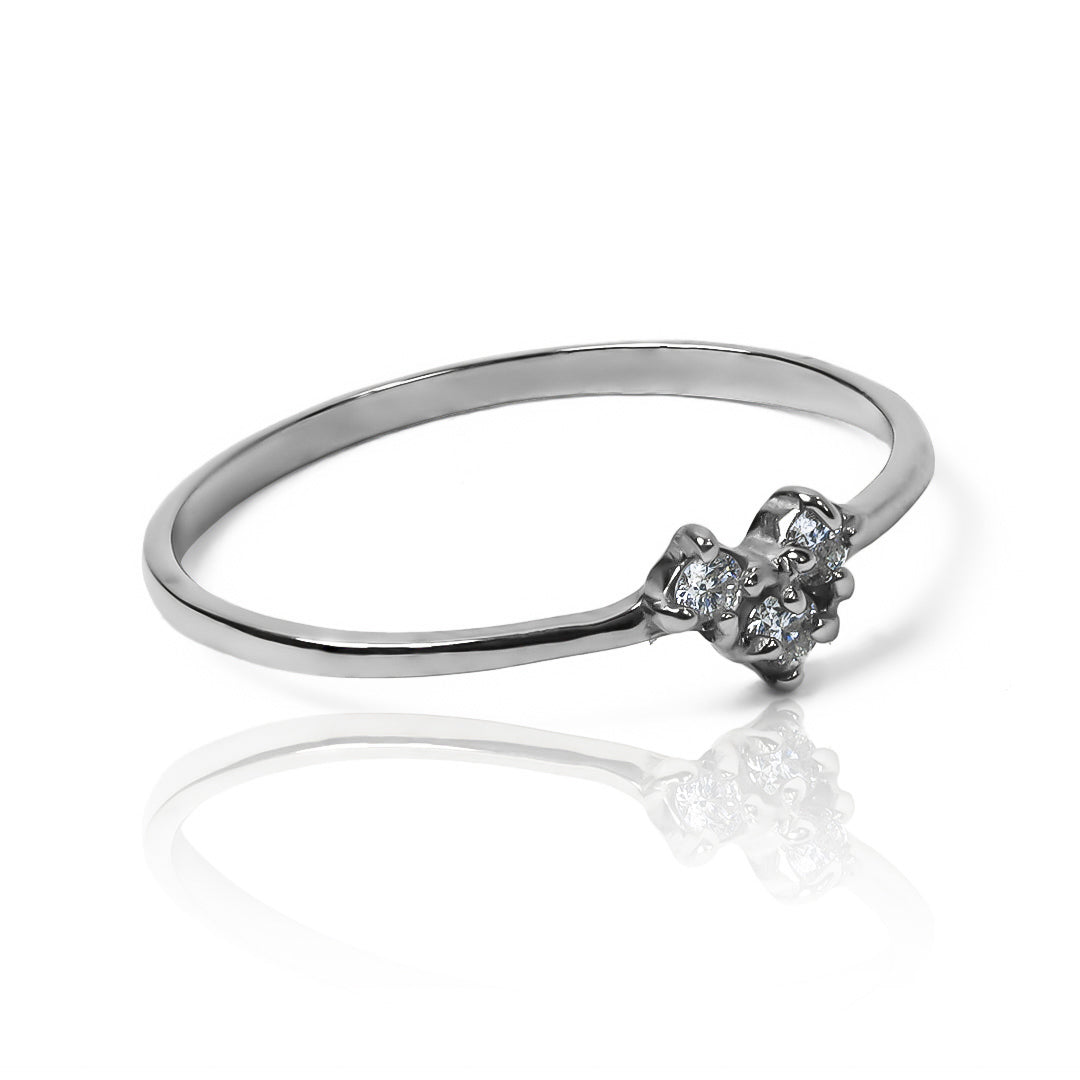  Anillo de oro 18k es una obra de arte de Joyería Caracas. El diseño único en forma de corazón de roca JC Diamond simboliza el amor eterno con una garantía de por vida. 