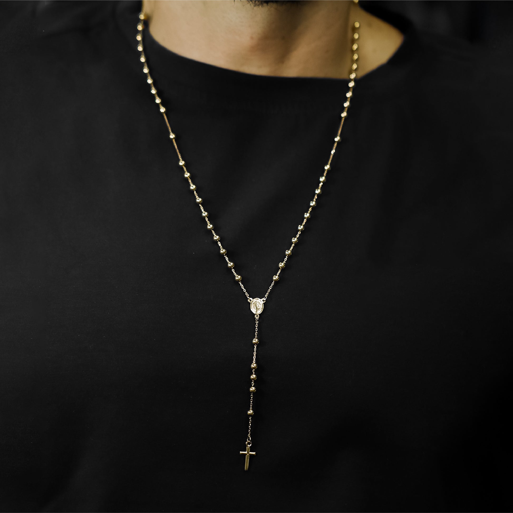 Cuello de hombre con rosario de esferas lisas en oro amarillo de 18 quilates, hecho en Joyería Caracas. 