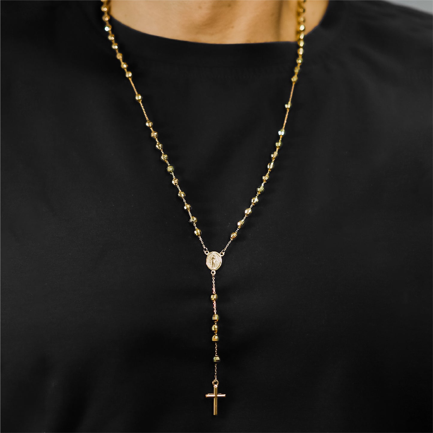 Cuello de hombre con rosario de esferas diamantadas en oro amarillo de 18 quilates, hecho en Joyería Caracas. 