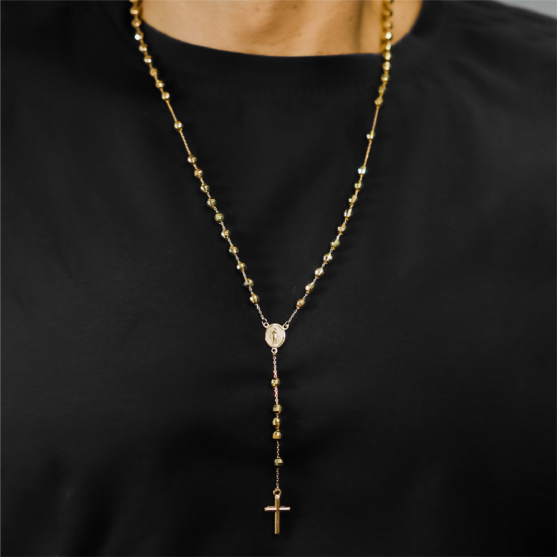Cuello de hombre con rosario de esferas diamantadas en oro amarillo de 18 quilates, hecho en Joyería Caracas. 