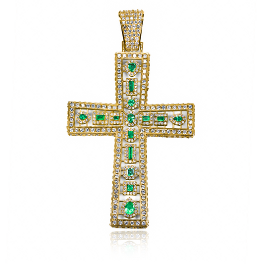 Dije Cruz Sagrada de Esmeraldas. Hecho con oro de 18K por Joyería Caracas, cuenta con garantía de por vida. 
