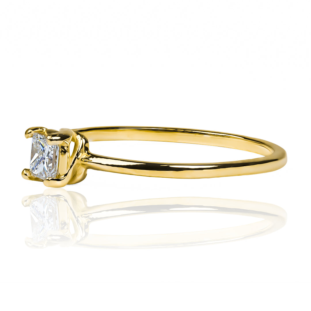 Anillo Silent Spin square fabricado en oro de 18 quilates, por Joyería Caracas diseñado con elegancia minimalista y sofisticación contemporánea, cuenta con garantía de por vida.