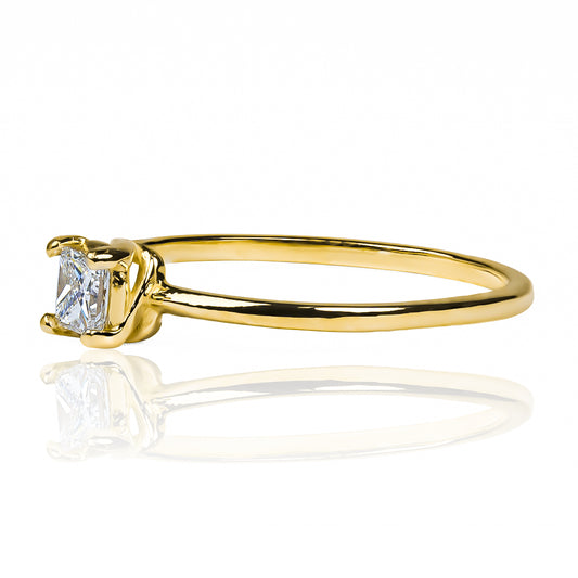 Anillo Silent Spin square fabricado en oro de 18 quilates, por Joyería Caracas diseñado con elegancia minimalista y sofisticación contemporánea, cuenta con garantía de por vida.