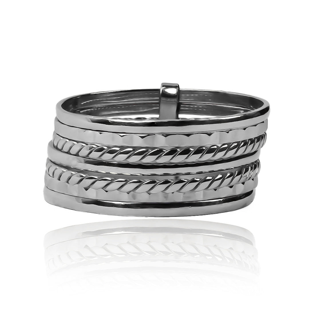 Anillo semanario de oro 18k de Joyería Caracas. Con una garantía de por vida, este anillo es la perfecta representación de lujo y exclusividad.