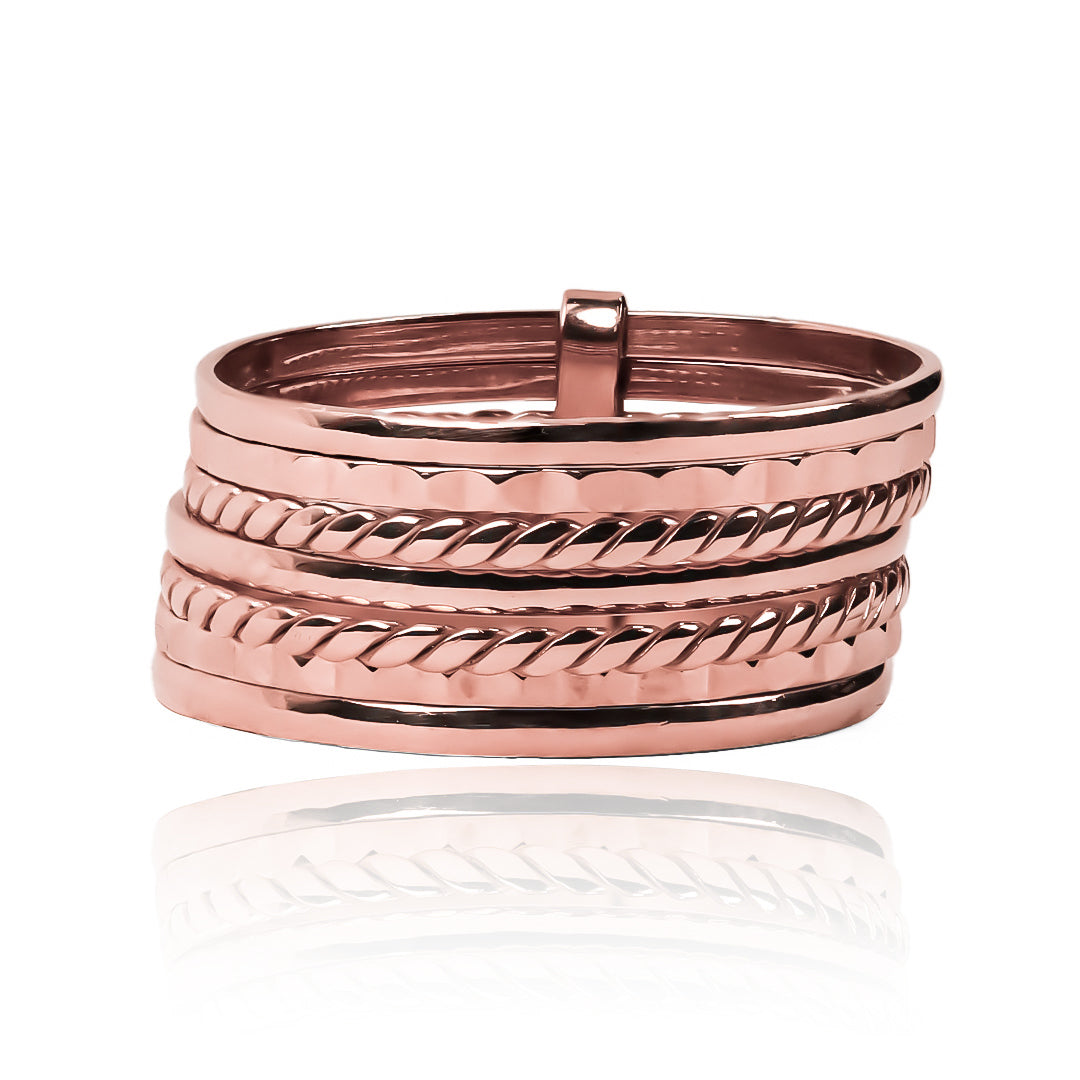 Anillo semanario de oro 18k de Joyería Caracas. Con una garantía de por vida, este anillo es la perfecta representación de lujo y exclusividad.