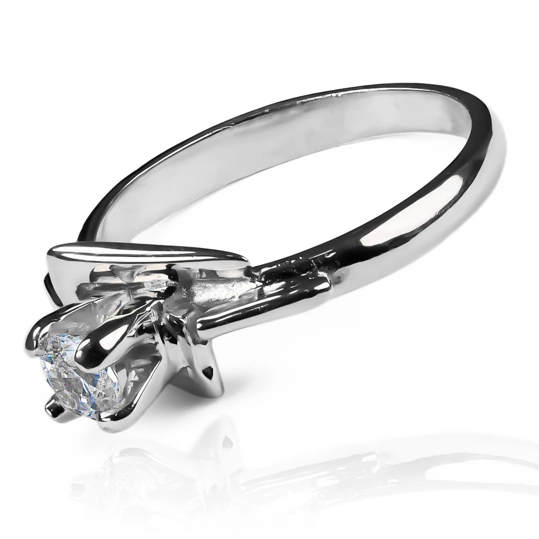 Anillo de compromiso sticks. Fabricado en Joyería Caracas en oro 18 k, este anillo viene con un certificado de calidad y garantía para toda la vida.