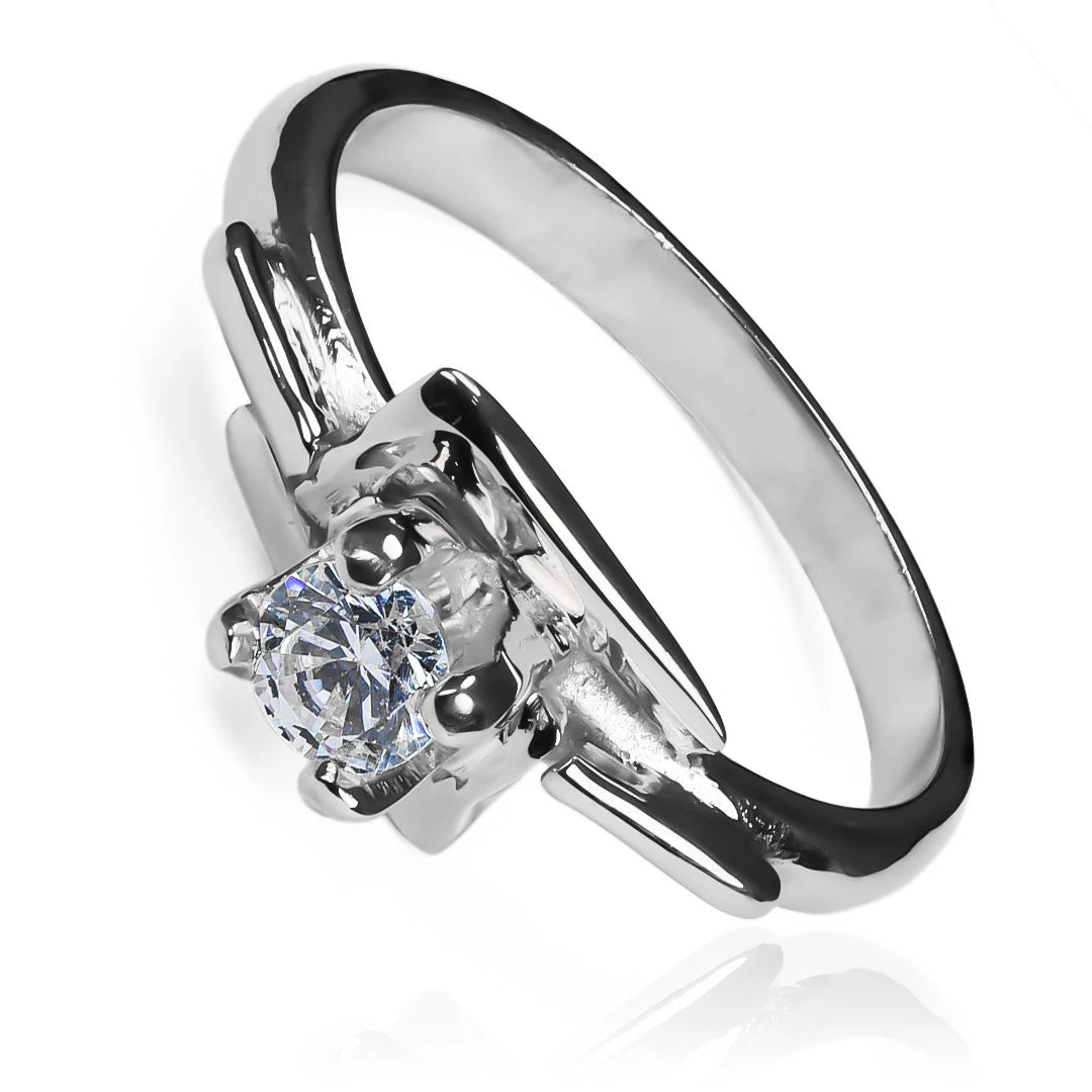 Anillo de compromiso sticks. Fabricado en Joyería Caracas en oro 18 k, este anillo viene con un certificado de calidad y garantía para toda la vida.