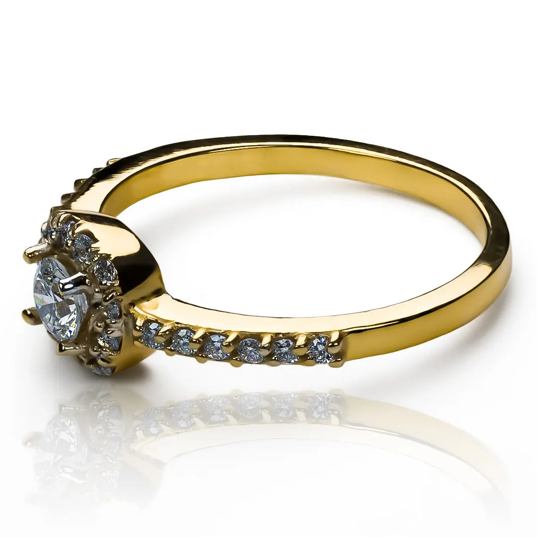 Anillo de compromiso tián ring. Hecho con oro 18k de Joyería Caracas y viene con certificado de calidad y garantía de por vida.