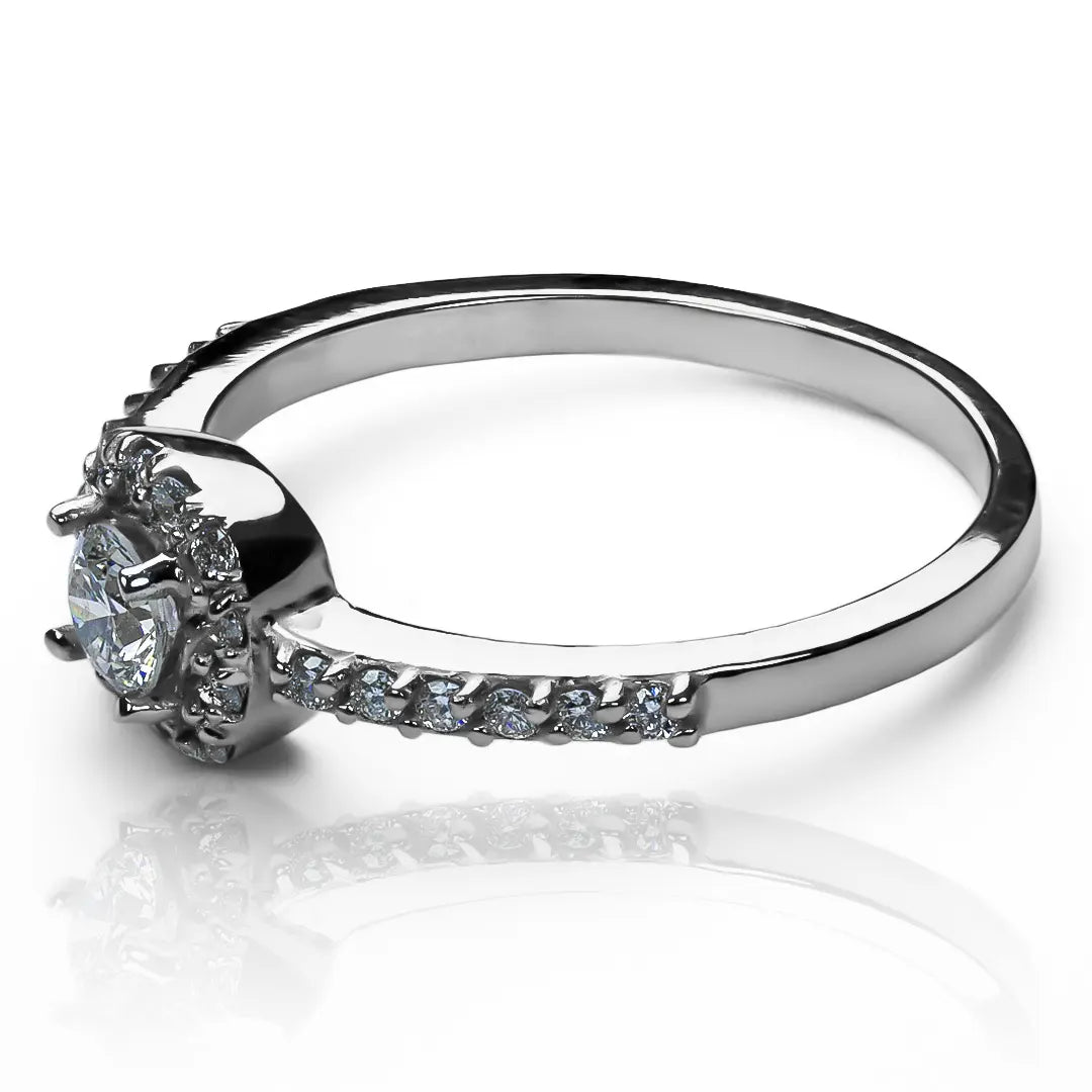 Anillo de compromiso tián ring. Hecho con oro 18k de Joyería Caracas y viene con certificado de calidad y garantía de por vida.