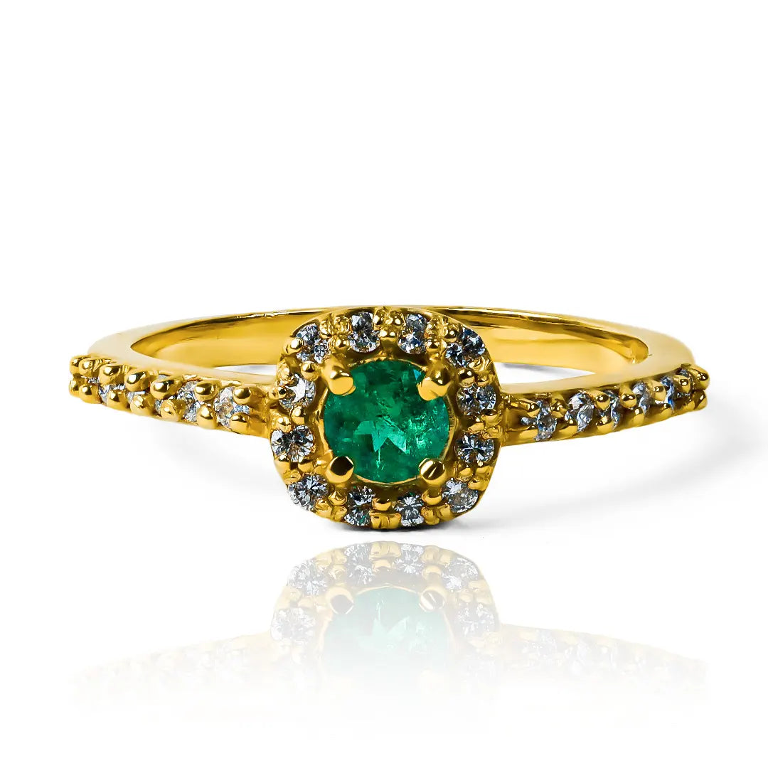 Anillo de compromiso Tian Ring Esmeralda & Diamantes. Fabricado en oro 18k en Joyería Caracas y cuenta con certificado de calidad y garantía de por vida.