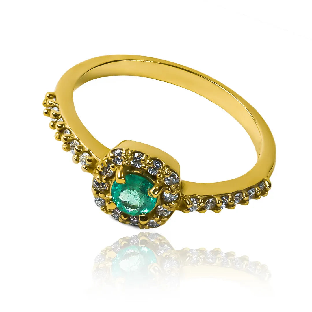 Anillo de compromiso Tian Ring Esmeralda & Diamantes. Fabricado en oro 18k en Joyería Caracas y cuenta con certificado de calidad y garantía de por vida.