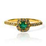 Anillo de compromiso Tian Ring Esmeralda & Diamantes. Fabricado en oro 18k en Joyería Caracas y cuenta con certificado de calidad y garantía de por vida.