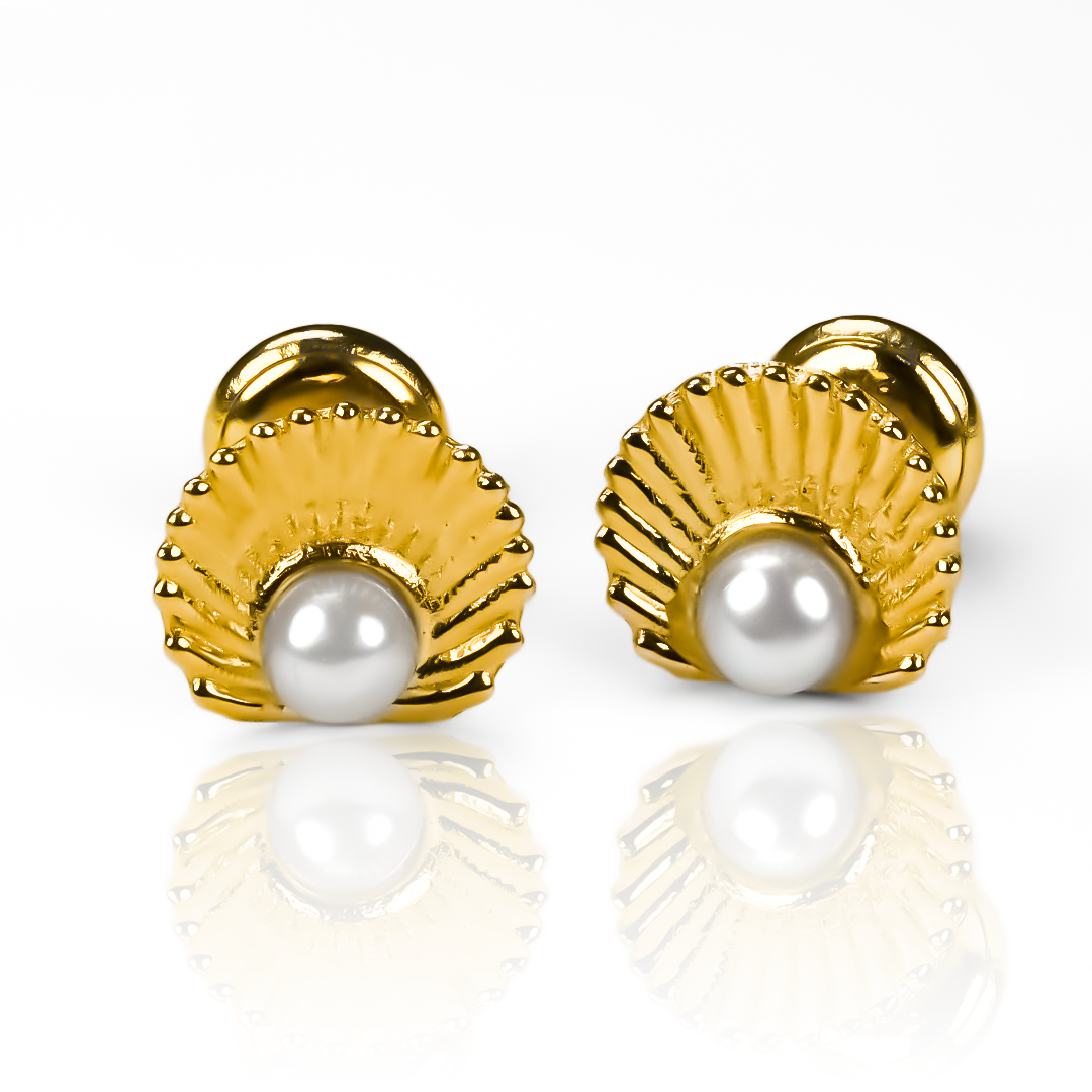 Topitos Concha de perla. Hechos con oro 18 quilates y con la garantía para toda la vida de Joyería Caracas, estos topitos son una pieza única y sofisticada que pondrá el toque final a cualquier atuendo.