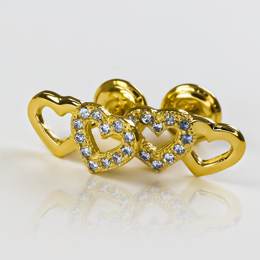 Luce elegante y exclusiva con los Topitos Corazones Gemelos. Hechos con oro de 18K y con la garantía de toda la vida de Joyería Caracas. Añade un toque sofisticado y duradero a tu estilo.