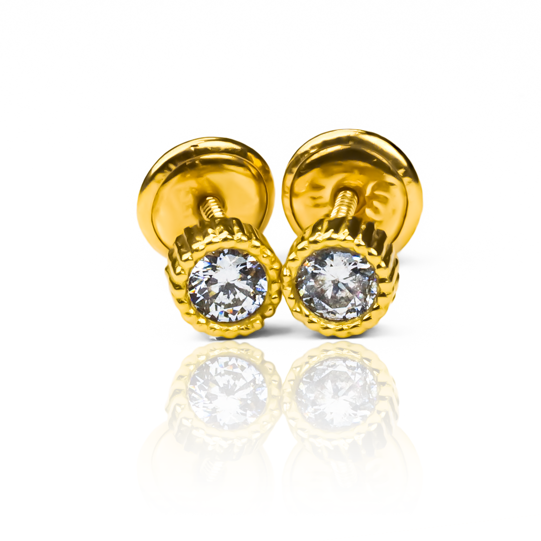 Topitos Cristal empalillado, hechos con Oro 18 quilates y asegurados por la prestigiosa Joyería Caracas. Con garantía para toda la vida, esta pieza es una inversión en estilo y calidad que nunca pasará de moda.