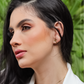 Oreja de mujer con topito en forma de cruz lisa en oro amarillo de 18 quilates, hechos en Joyería Caracas. 
