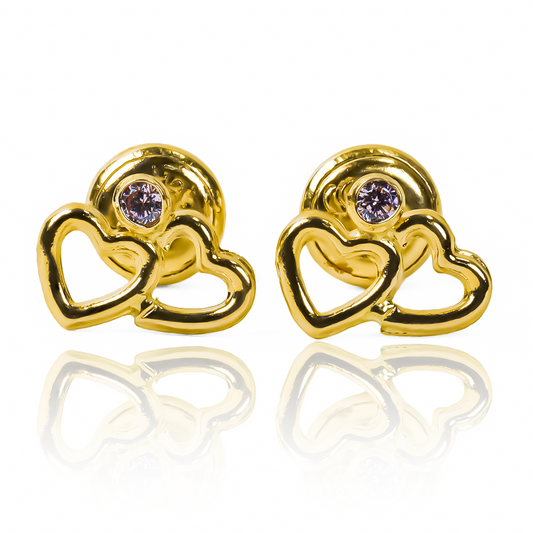 Un toque de elegancia y exclusividad con los Topitos Doble corazón cristal pink. Diseñados con oro 18K y elaborados por Joyería Caracas, cada pieza cuenta con una garantía valiosa para toda la vida. Añade un brillo inigualable a cualquier conjunto con estos topos de doble corazón cristal.