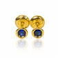 Descubre la elegancia y exclusividad de los Topitos Dona bisel pequeño Blue. Confeccionados en oro de 18K y garantizados de por vida por Joyería Caracas, son sinónimo de lujo y sofisticación. Completa tu look con estos topitos que te acompañarán siempre.