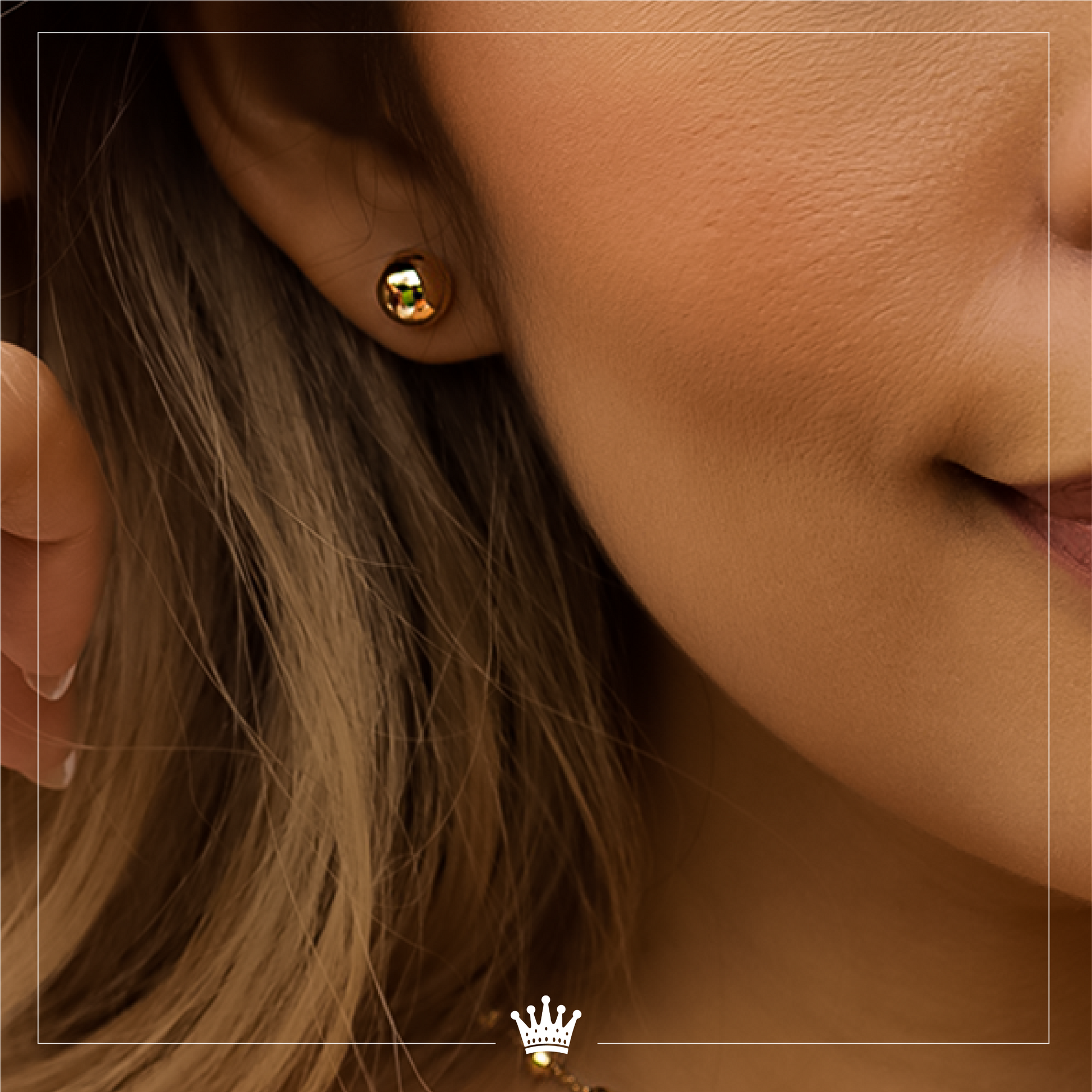 Oreja de mujer con topito de esfera lisa de 7.0mm en oro amarillo de 18 quilates, hechos en Joyería Caracas. 
