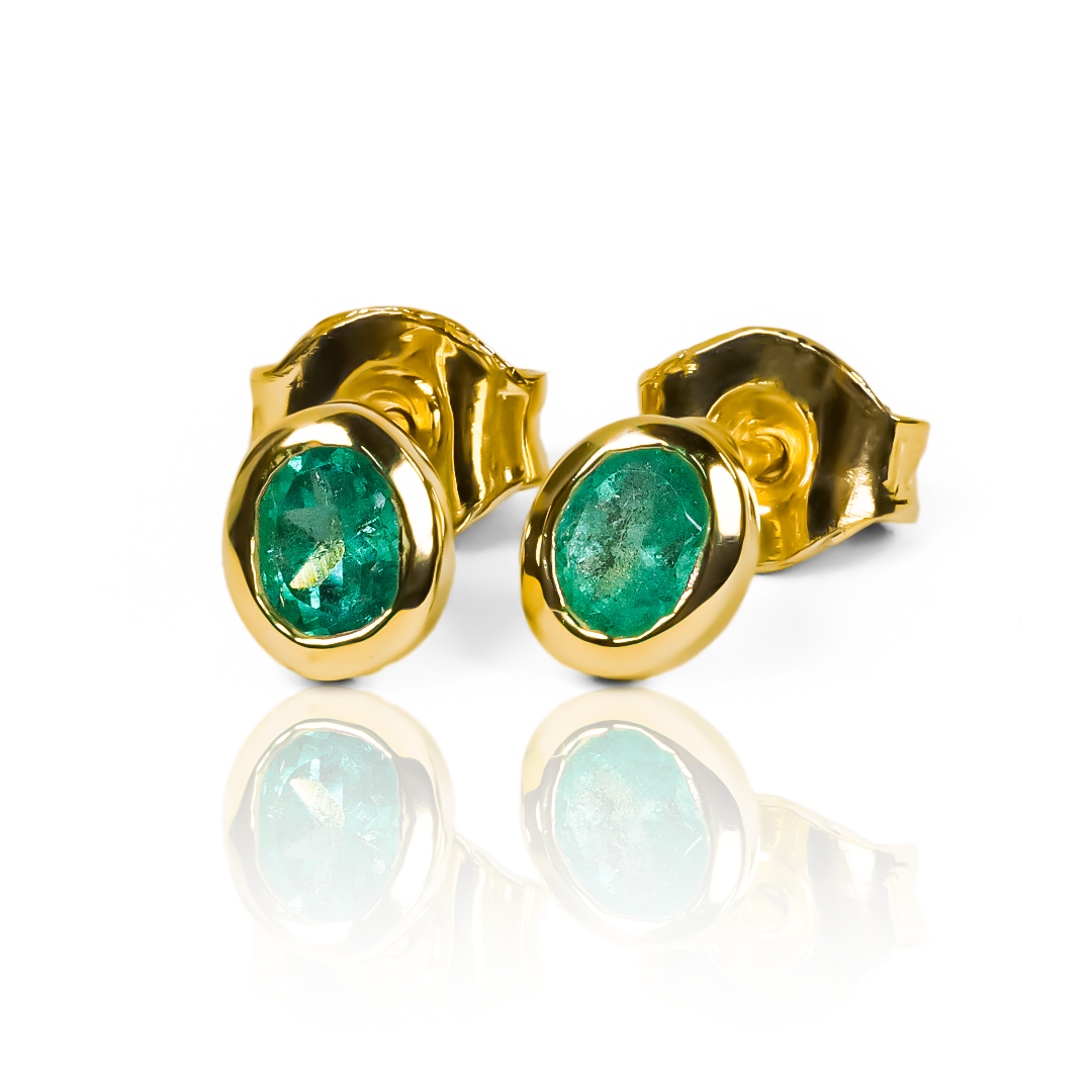 Descubra la elegancia única de los Topitos Esmeralda Oval, piezas únicas de joyería de Oro 18K de la aclamada marca Joyería Caracas. Con garantía para toda la vida, estas joyas son perfectas para lucir exclusividad y sofisticación en cada ocasión. ¡Un lujo que perdurará toda la vida!
